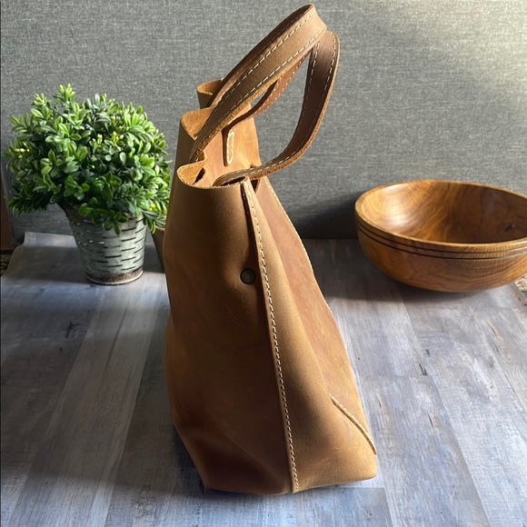 Portland Leather Dakota Medium Cross Body Tote - Picture 4 of 11